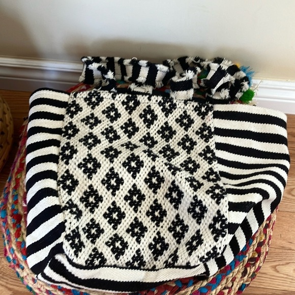 Shiraleah Black and White Striped Patterned Tote Bag - Picture 3 of 3
